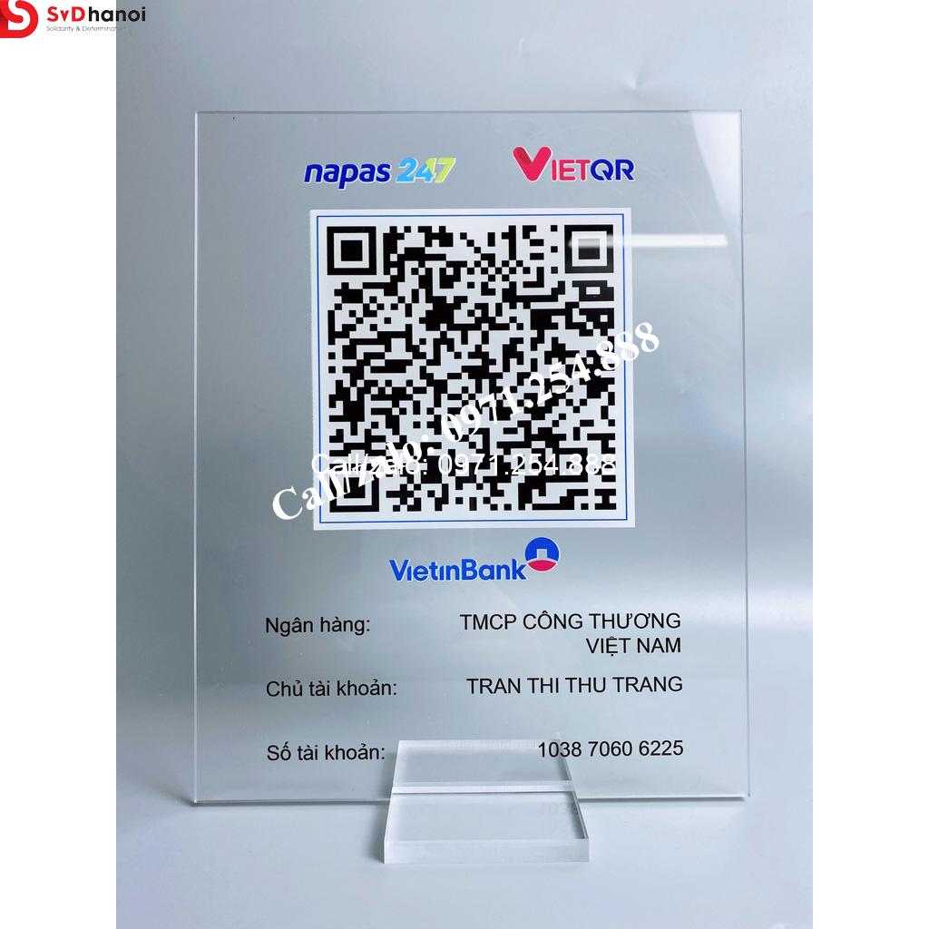 Bảng mica quét mã QR để bàn đế gỗ đẹp sang trọng giá rẻ